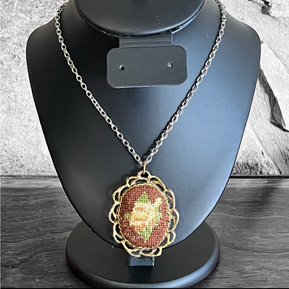 Victorian Needlepoint Necklace With Mirror - Vintage - Picture 1 of 3